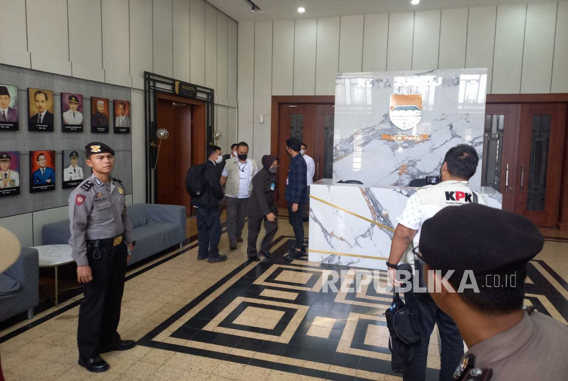 Beberapa orang petugas KPK mendatangi Balai Kota Bandung sekitar pukul 12.00 WIB, Senin (17/4/2023) buntut Wali Kota Bandung Yana Mulyana ditangkap Jumat (14/4/2023) lalu. 