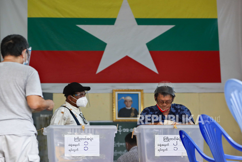  Warga memberikan suara mereka pada saat pencoblosan dini di TPS di Yangon, Myanmar, 29 Oktober 2020. Myanmar akan menggelar pemilihan umum pada 08 November.