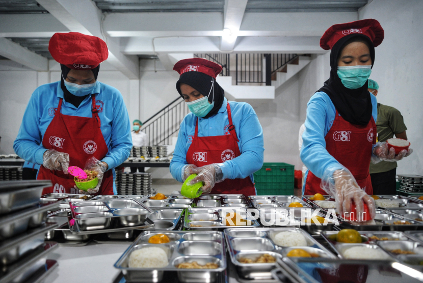 Para pekerja menyiapkan Makanan Bergizi Gratis (MBG) di Dapur Makan Bergizi Gratis Kebayunan, Tapos, Depok, Jawa Barat, Senin (6/1/2025). Sebanyak 190 titik Satuan Pelayanan Pemenuhan Gizi (SPPG) atau dapur mulai beroperasi hari ini, untuk memasok menu Program Makan Bergizi Gratis (MBG). Dapur Kebayunan yang menjadi salah satu mitra mandiri Badan Gizi Nasional (BGN) tersebut memiliki 5 dapur dalam satu lokasi dan mampu memproduksi 16.203  Makan Bergizi Gratis (MBG) setiap hari. Jumlah 16.203 MBG tersebut di distribusikan ke 39 sekolah dari PAUD hingga SLTA, juga ibu hamil dan menyusui di kecamatan Tapos dan Harjamukti, kota Depok. Pemerintah Republik Indonesia secara resmi memulai Program Makan Bergizi Gratis (MBG) pada Senin (6/1/2025) sebagai langkah strategis untuk meningkatkan kualitas hidup masyarakat melalui akses gizi yang lebih baik.