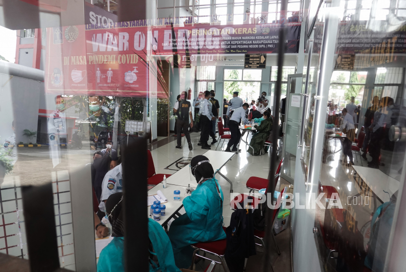 Petugas Badan Narkotika Nasional (BNN) melakukan proses pengambilan sampel urine di Lapas Purwokerto, Banyumas, Jateng, Kamis (17/6/2021). Lapas Purwokerto bekerjasama dengan BNN Kabupaten Banyumas melakukan tes urine kepada petugas lapas untuk deteksi dini penyalahgunaan narkoba oleh petugas, sebagai tindak lanjut kasus penangkapan seorang petugas Lapas Purwokerto yang menjadi pengedar narkoba. 