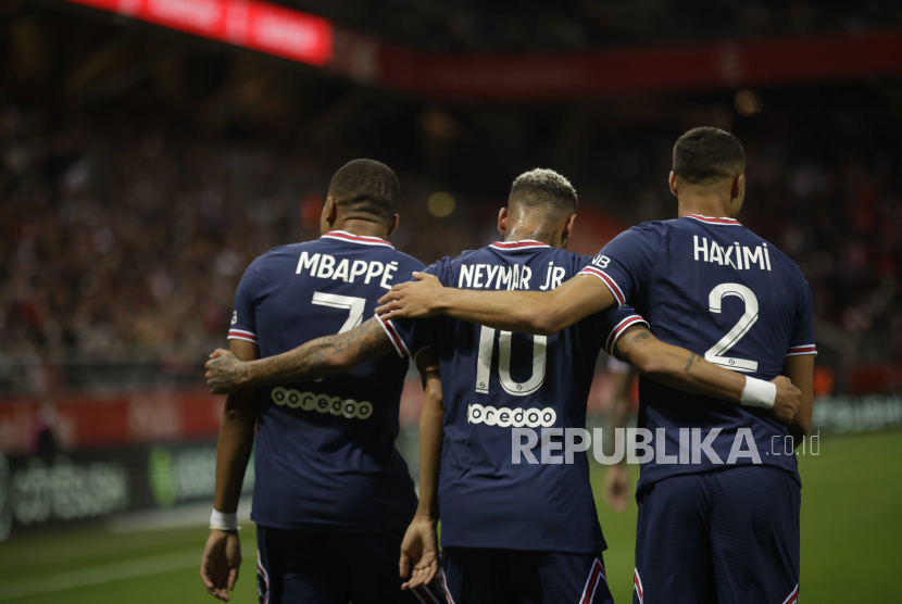  Pemain Paris Saint-Germain Kylian Mbappe (kiri) merayakan dengan rekan satu timnya setelah mencetak keunggulan 1-0 selama pertandingan sepak bola Ligue 1 Prancis antara Stade Reims dan Paris Saint-Germain (PSG) di Stade Auguste-Delaune II di Reims, Prancis, Senin (30/8) dini hari WIB.  