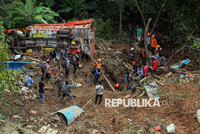 Sejumlah personel SAR gabungan melakukan pencarian korban bencana longsor di Kampung Cisarakan, Simpenan, Kabupaten Sukabumi, Jawa Barat, Sabtu (7/12/2024). 