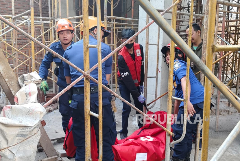 Petugas mengevakuasi seorang pekerja yang tewas usai terjatuh dari lantai dua di Jalan Dr Otten, Pasirkaliki, Kota Bandung, Kamis (13/6/2024) sekitar pukul 16.00 WIB. Korban tengah memasang bekisting dan bertumpu pada salah satu balok sebagai pijakan. Namun, balok roboh dan terjatuh.