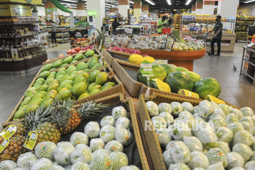 Sejumlah pengunjung membeli barang kebutuhan pokok di pusat perbelanjaan, Bekasi. Simulasi new normal di pusat belanja dilakukan untuk mengecek kesiapan. Ilustrasi.