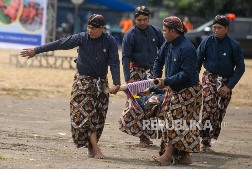 Abdi dalem Keraton Yogyakarta melakukan evakuasi korban saat latihan gabungan urban SAR di Alun-Alun Kidul, Yogyakarta, Kamis, (8/8/2024). Latihan gabungan penanganan bencana gempa bumi dalam kota Badan Nasional Pencarian dan Pertolongan (Basarnas) yang melibatkan tim Urban SAR DIY dan abdi dalem Keraton Yogyakarta tersebut untuk meningkatkan kesiapsiagaan tim SAR gabungan. 