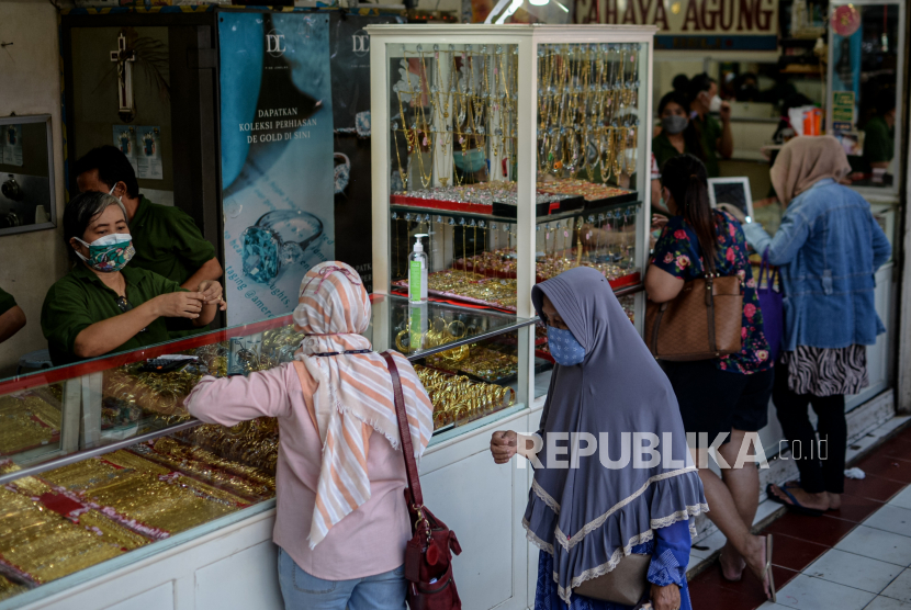 Warga menjual perhiasan emas di salah satu toko emas di Pasar Baru Bekasi, Jawa Barat. Menurut pemilik toko emas, pembelian perhiasan emas dari warga mengalami peningkatan sebasar 20-30 persen pada massa PPKM. Warga mengaku menjual perhiasan emas tersebut untuk memenuhi kebuthan ekonomi ditengah masa pandemi Covid-19. Republika/Thoudy Badai