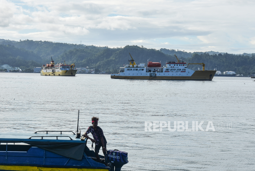 Sejumlah kapal perintis menurunkan sauh di Teluk Ambon, Kota Ambon, Provinsi Maluku, Rabu (28/7/2021). PT Pelni Cabang Ambon menyiapkan 15 unit kapal penumpang pada tahun ini dalam rangka mendukung upaya Pemerintah Provinsi Maluku menghadirkan akses transportasi antarpulau yang lebih lancar di sana.