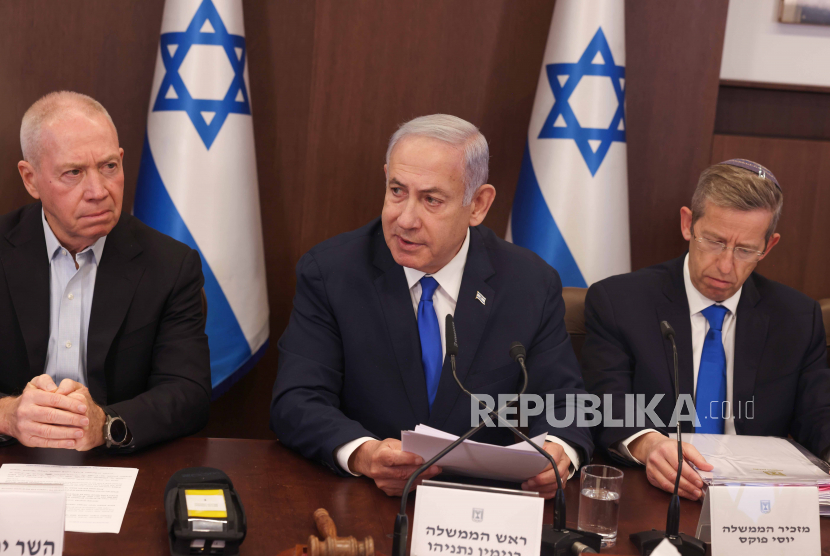 Perdana Menteri Israel Benjamin Netanyahu (tengah), diapit oleh Sekretaris Kabinet Yossi Fuchs (kanan) dan Menteri Pertahanan Israel Yoav Gallant (kiri), memimpin rapat kabinet.