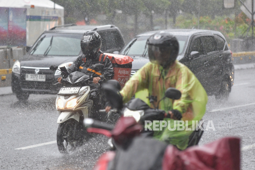 Pengendara menerobos hujan lebat (ilustrasi). BMKG merilis prakiraan cuaca hari ini yang menyatakan sejumlah provinsi di Indonesia akan mengalami hujan lebat.