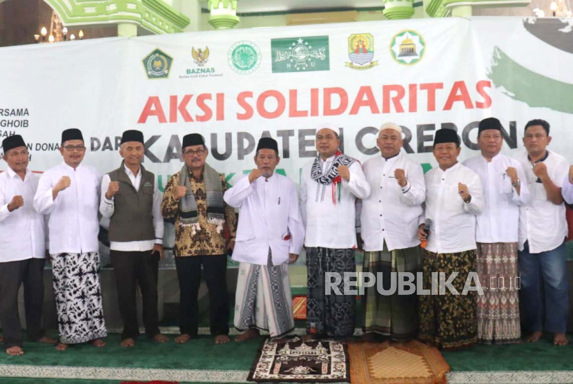 Aksi solidaritas untuk Palestina di Masjid Agung Sumber, Kabupaten Cirebon, Jawa Barat, Jumat (17/11/2023). 