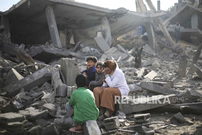 Warga Palestina menyaksikan kehancuran akibat bombardir Israel di Jalur Gaza di Rafah pada Senin, 12 Februari 2024.
