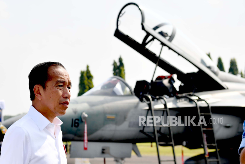 Presiden Joko Widodo (Jokowi) meninjau alat utama sistem persenjataan (alutsista) TNI di Pangkalan TNI AU Iswahjudi, Kabupaten Magetan, Jawa Timur, Jumat (8/3/2024). 