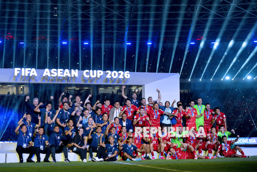 Pemain Timnas Indonesia mengangkat piala juara FIFA ASEAN Cup 2026 di Stadion Utama Gelora Bung Karno (SUGBK), Senayan, Jakarta, Senin (5/10/2026). Indonesia juara setelah mengalahkan Thailand lewat adu penalti dengan skor 4-2.