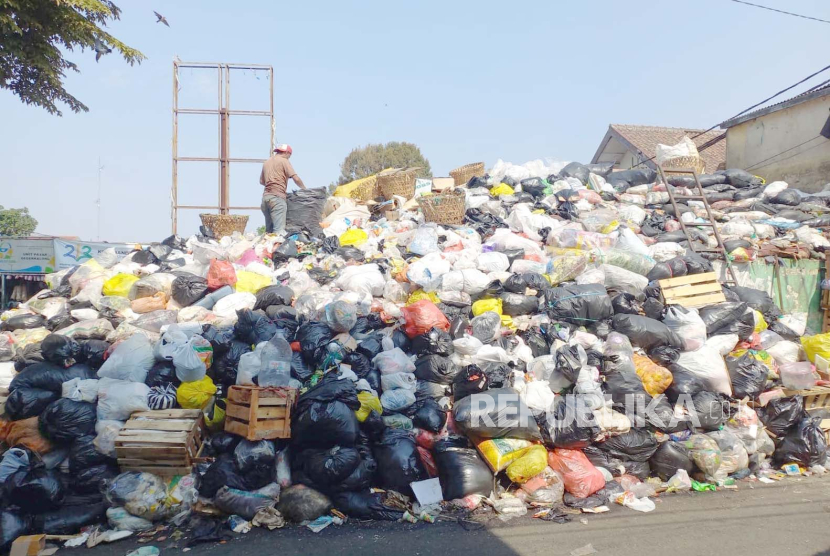 Tumpukan sampah menggunung di Tempat Pembuangan Sementara (TPS) Pasar Gegerkalong, Jalan Gegerkalong Tengah, Kota Bandung, Jawa Barat, Senin (9/10/2023). 