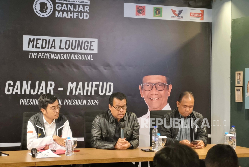 Deputi Politik 5.0 Tim Pemenangan Nasional (TPN) Ganjar Pranowo-Mahfud MD, Andi Widjajanto menyampaikan persiapan Ganjar-Mahfud jelang debat pertama besok, di Media Center TPN Ganjar-Mahfud, Jakarta, Senin (11/12/2023). 