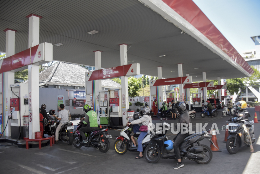 Sejumlah pengendara sepeda motor antre untuk mengisi bahan bakar minyak (BBM) di SPBU Pertamina Riau, Jalan LLRE Martadinata, Kota Bandung, Jawa Barat, Jumat (1/9/2023).