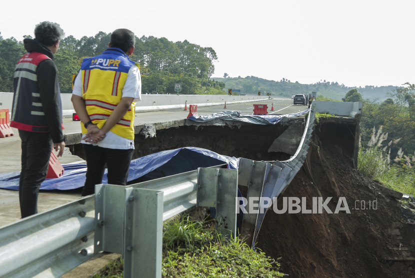Petugas memeriksa kondisi jalan tol yang amblas di ruas tol Bocimi KM 64, Sukabumi, Jawa Barat, Kamis (4/4/2024). Jalan tol Bocimi KM 64 yang amblas pada Rabu (3/4) malam tersebut mengakibatkan satu mobil dan dua orang terperosok dan arus lalu lintas dari Jakarta menuju Sukabumi dialihkan ke pintu keluar tol Cigombong. 