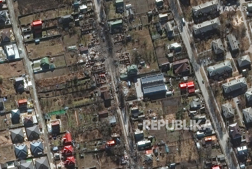 Gambar satelit yang disediakan oleh Maxar Technologies ini menunjukkan dari dekat kendaraan militer dan rumah yang hancur di daerah perumahan di selatan bandara Antonov di Bucha, Ukraina pada 28 Februari 2022.