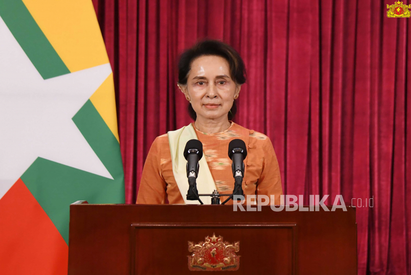  Foto selebaran yang disediakan oleh Kantor Penasihat Negara Myanmar menunjukkan Penasihat Negara Myanmar Aung San Suu Kyi menyampaikan pidato di Televisi Negara di Naypyitaw, Myanmar, 09 November 2020 (dikeluarkan 10 November 2020). 