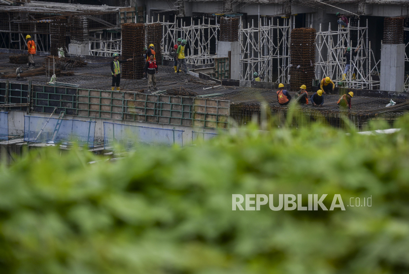 Pekerja menyelesaikan pembangunan gedung bertingkat di Jakarta, Senin (28/11/2022). Pemerintah Provinsi DKI Jakarta menetapkan upah minimum provinsi (UMP) sebesar Rp 4,9 juta per bulan atau naik 5,6 persen pada tahun depan. Republika/Putra M. Akbar