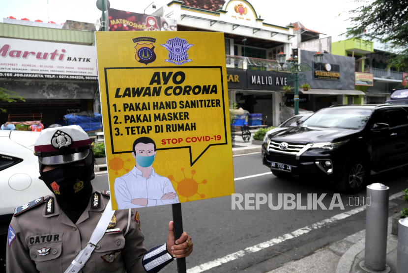 Polwan membawa banner saat kampanye penggunaan masker oleh Polda DIY di kawasan Malioboro Yogyakarta, Kamis (10/9). Selain kampanye penggunaan masker juga pembagian masker gratis. Hal ini salah satu upaya pengendalian Covid-19 yang akhir-akhir ini kurvanya meningkat.