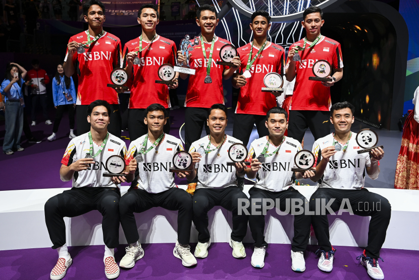 Tim bulu tangkis putra Indonesia menerima medali saat Upacara Penghargaan Pemenang Piala Thomas 2024 di Chengdu Hi Tech Zone Sports Center Gymnasium, Chengdu, China, Ahad (5/5/2024). 