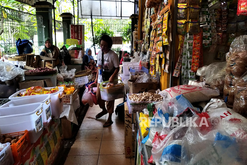 Warga berbelanja sembako di Pasar Beringharjo, Yogyakarta, Rabu (7/12/2022). OJK mengimbau masyarakat berbelanja sesuai kebutuhan.