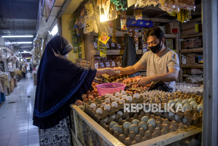 Pedagang telur ayam melayani pembeli di Pasar Kosambi, Kota Bandung. Komisi VI DPR minta Kemendag mengantisipasi kenaikan harga bahan pangan saat Ramadhan. Ilustrasi.