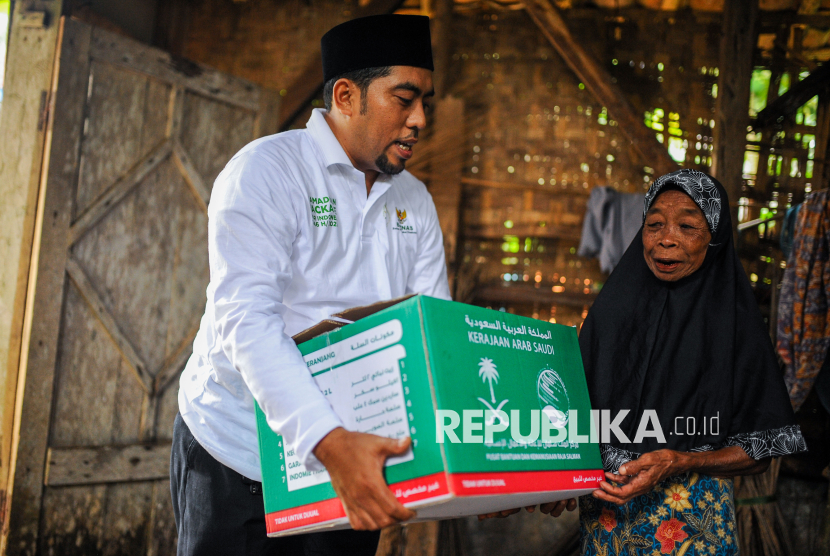 Petugas Baznas menyerahkan bantuan paket sembako kepada penerima manfaat di Mandalawangi, Pandeglang, Banten, Sabtu (22/2/2025). Badan Amil Zakat Nasional (Baznas) bekerja sama dengan Kerajaan Arab Saudi melalui King Salman Humanitarian Aid & Centre (KSrelief) menyalurkan bantuan pangan sebanyak 7.911 paket di empat provinsi di Indonesia sebagai upaya membantu memenuhi kebutuhan pokok bagi keluarga prasejahtera selama bulan Ramadhan. 