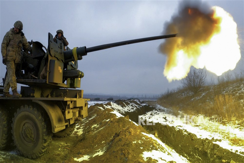  Tentara Ukraina menembakkan senjata antipesawat ke posisi dekat Bakhmut, wilayah Donetsk, Ukraina timur, Sabtu (4/2/2023), di tengah invasi Rusia. Ukraina pada Selasa (7/2/2023) mengklaim bahwa 1.030 tentara Rusia tewas dalam 24 jam terakhir, angka kematian tertinggi dalam sehari sejak perang berkecamuk pada 24 Februari 2022.