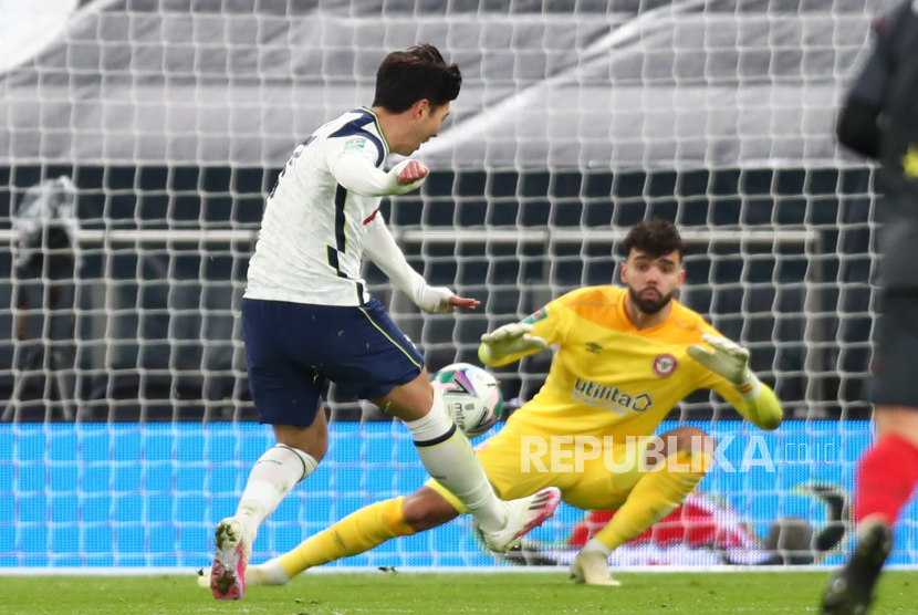 Son Heung-Min dari Tottenham (Kiri) mencetak gol kedua timnya selama pertandingan sepak bola semifinal Piala Carabao Inggris antara Tottenham Hotspur dan Brentford di London, Inggris, 05 Januari 2021.