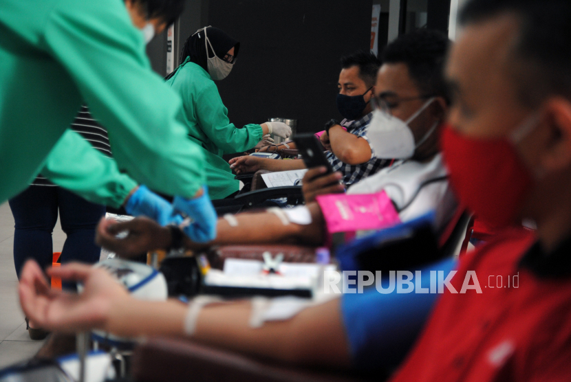 Sejumlah warga mengikuti donor darah di Boxies123 Mall, Tajur, Kota Bogor, Jawa Barat, Ahad (1/8/2021). Kegiatan donor darah yang diselenggarakan PMI bersama Perhimpunan Donor Darah Indonesia (PDDI) Kota Bogor tersebut selain untuk menambah stok darah yang menipis di unit transfusi darah PMI Kota Bogor sekaligus meningkatkan kembali jumlah pendonor darah di masa pandemi COVID-19. 