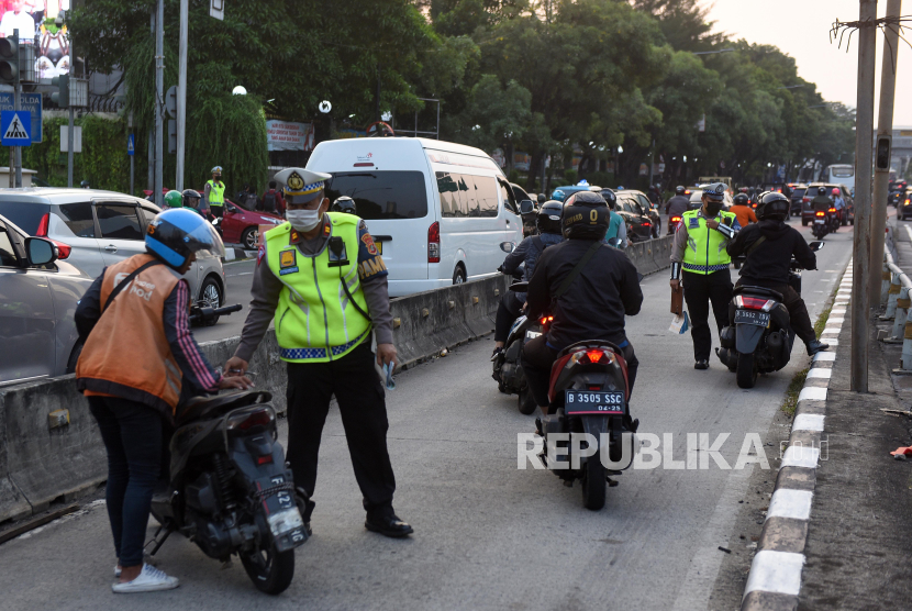 Polisi menilang pengendara yang menerobos jalur Bus TransJakarta di Jalan Gatot Subroto, Jakarta, Rabu (19/6/2024). Korlantas Polri dalam kurun awal tahun 2024 hingga 14 Mei 2024 telah menindak 564.838 pelanggar lalu lintas melalui sistem tilang manual dan tilang elektronik atau Electronic Traffic Law Enforcement (ETLE). 