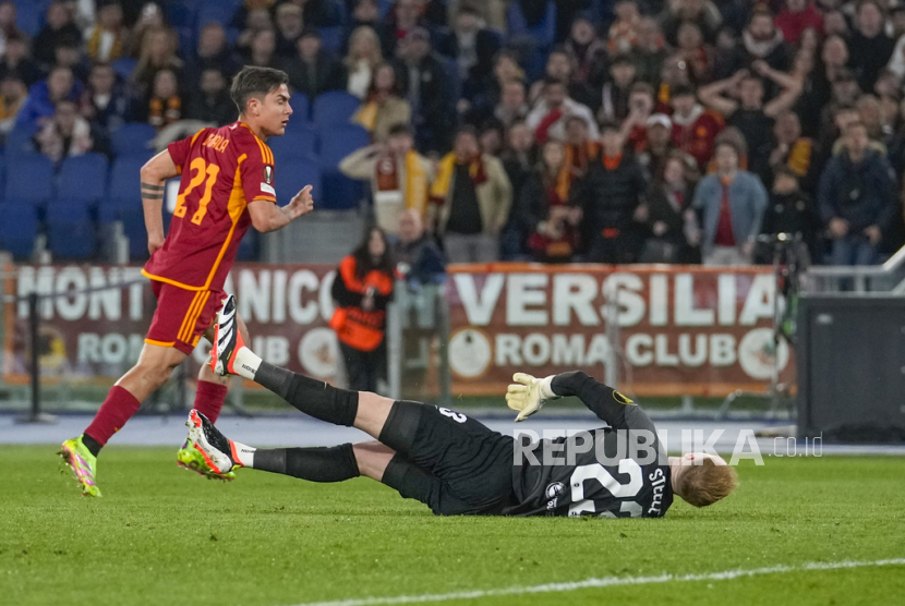 Roma Paulo Dybala (kiri) mencetak gol pembuka timnya pada pertandingan sepak bola leg pertama babak enam belas Liga Europa antara Roma melawan Brighton dan Hove Albion, di Stadion Olimpiade Roma,  Jumat (8/3/2024) dini hari WIB.