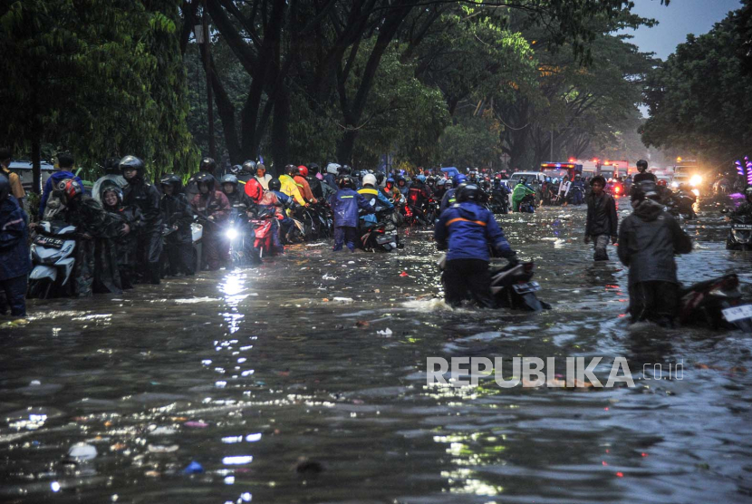 Pengendara menerjang air yang menggenangi Jalan Soekarno-Hatta, Gedebage, Bandung, Jawa Barat, Senin (3/10/2022). Pemkot Bandung sebut penyebab banjir di Gedebage karena sampah di saluran drainase.