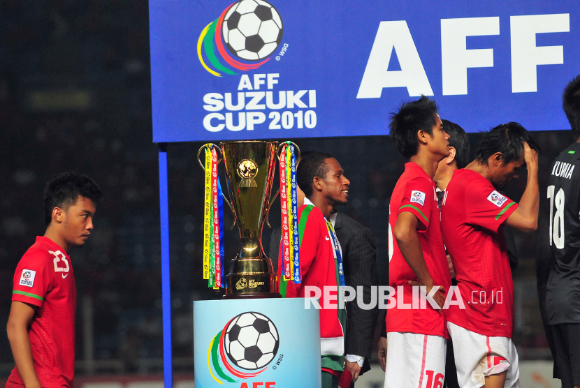 Ekspresi kekecewaan timnas Indonesia seusai gagal meraih trofi AFF Suzuki Cup 2010 di stadion utama Gelora Bung Karno, Jakarta.