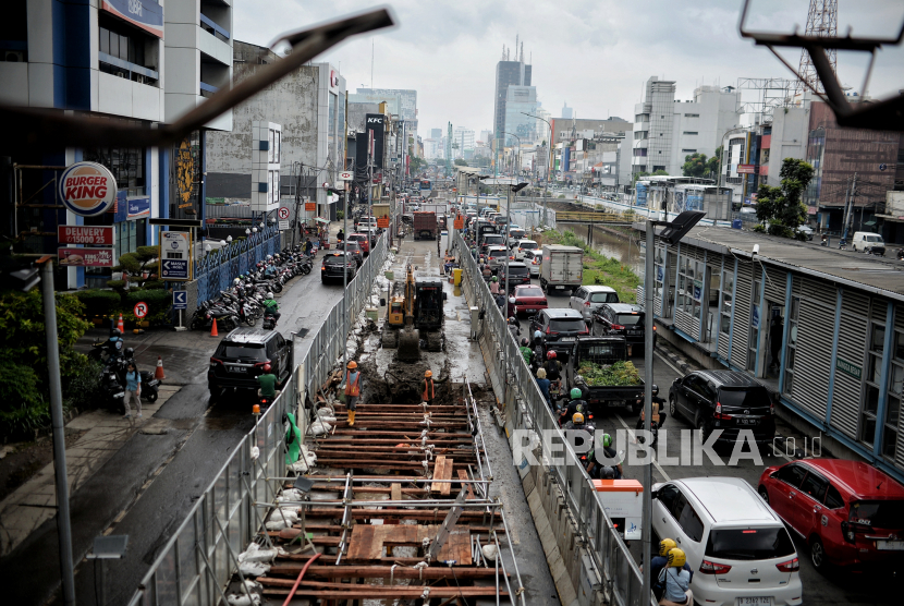 Pekerja beraktivitas di area proyek pembangunan MRT Jakarta fase 2A CP 203 Stasiun Glodok dan Kota, di kawasan Glodok, Jakarta, Kamis (16/2/2023). Pemprov DKI mendukung percepatan proyek pembangunan MRT jalur timur-barat.