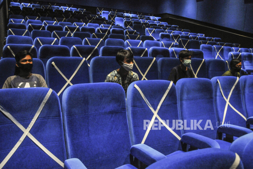 Sejumlah pengunjung menonton film di bioskop (ilustrasi)