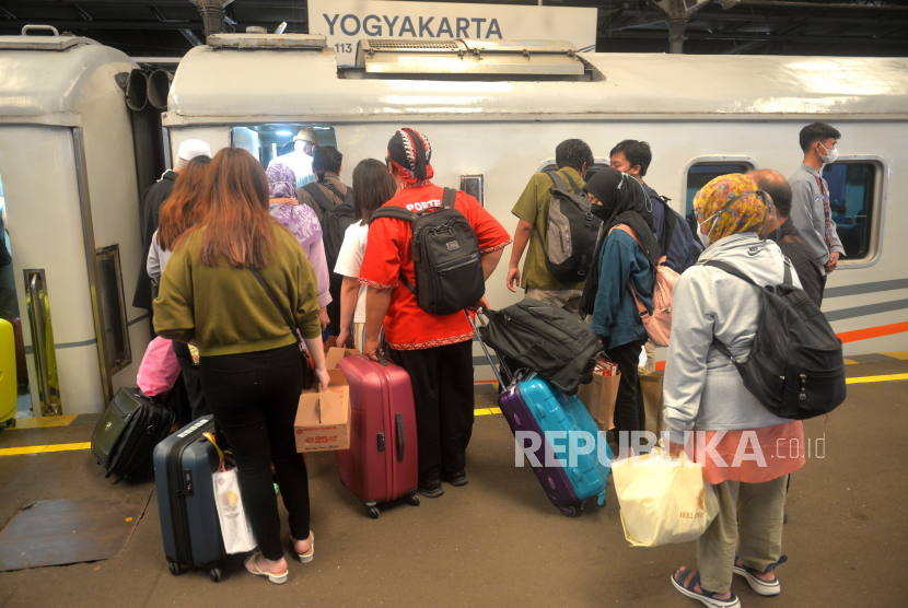 Penumpang antre naik gerbong kereta api di Stasiun Besar Yogyakarta, Rabu (28/6/2022). PT KAI Daerah Operasi 6 Yogyakarta menambah empat perjalanan kereta api untuk memenuhi kebutuhan pelanggan selama masa libur sekolah 2022.