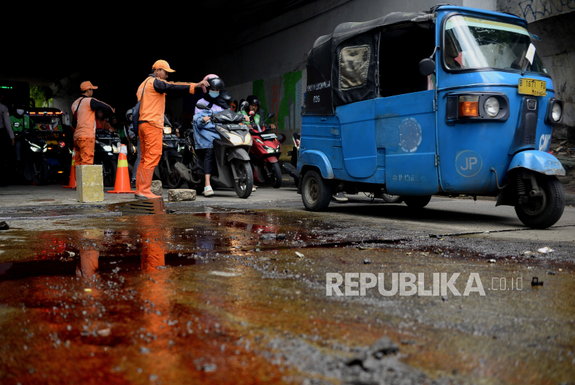 Petugas mengatur arus lalu lintas saat terjadi kemacetan di Jakarta, Selasa (28/2/2023).