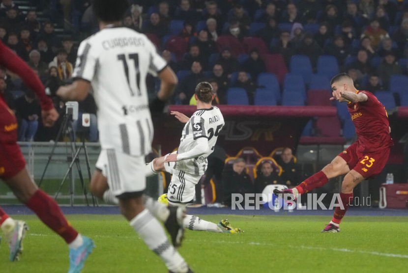 Pemain Roma Gianluca Mancini (kanan) mencetak gol pembuka timnya pada pertandingan sepak bola Serie A Italia antara Roma dan Juventus di Stadion Olimpiade, di Roma, Italia,Senin (6/3/2023) dini hari WIB. 