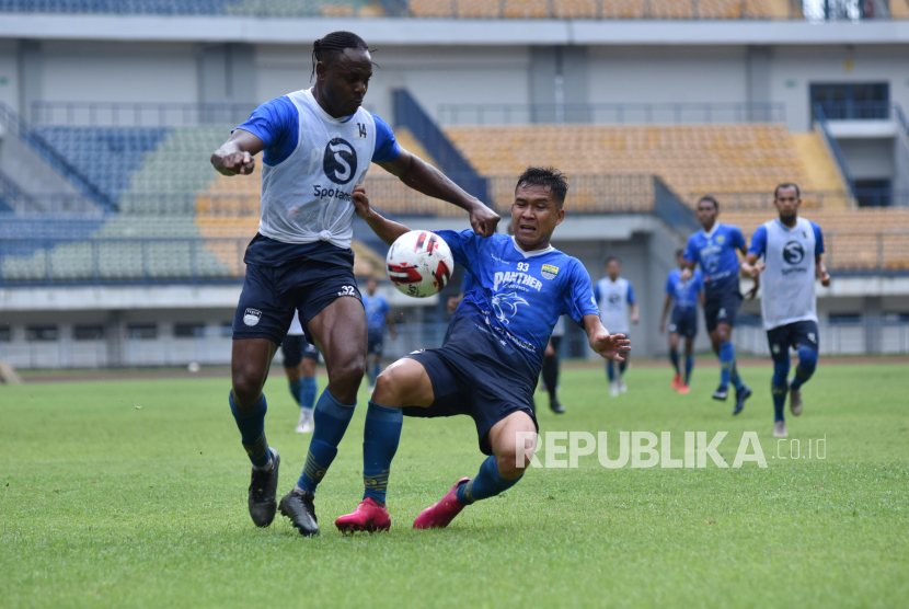 Tim Persib menjalani latihan di Stadion Gelora Bandung Lautan Api (GBLA), Sabtu (6/3). Persib Bandung terus menggenjot persiapan menjelang pelaksanaan Turnamen Piala Kemenpora 2021.