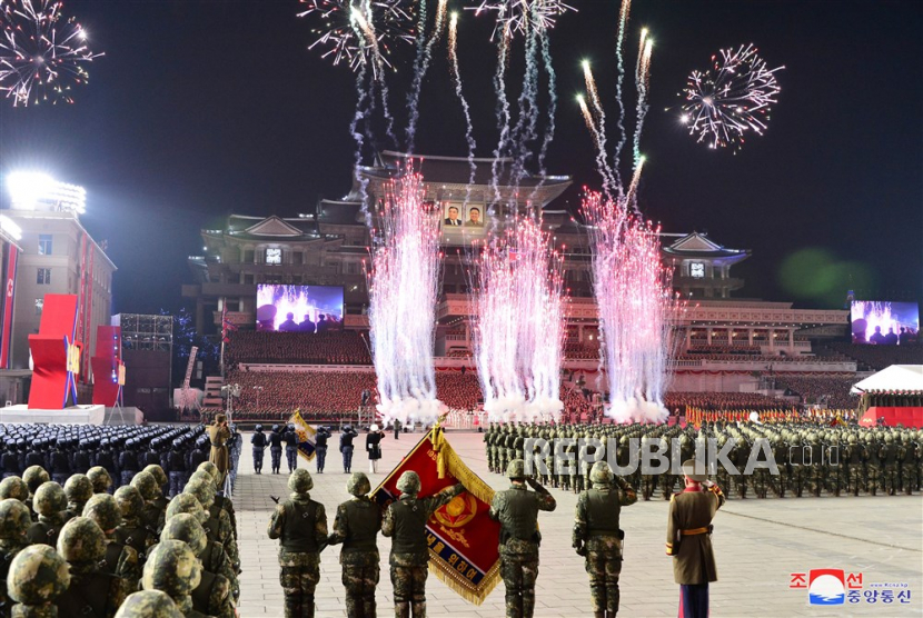 Sebuah foto yang dirilis oleh Kantor Berita Pusat Korea Utara (KCNA) resmi menunjukkan pertunjukan kembang api selama parade militer di Lapangan Kim Il Sung untuk memperingati 75 tahun berdirinya Tentara Rakyat Korea (KPA), angkatan bersenjata revolusioner dari Korea Utara. Partai Buruh Korea (WPK). di Pyongyang, Korea Utara, Rabu (8/2/2023). (diterbitkan Kamis, 9/2/2023).