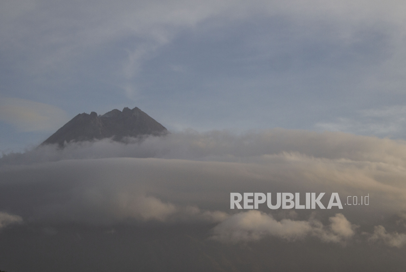 Ahli vulkanologi Universitas Gadjah Mada (UGM) meminta masyarakat tidak panik menghadapi aktivitas deformasi berupa penggembungan Gunung Merapi (Foto: Gunung Merapi)