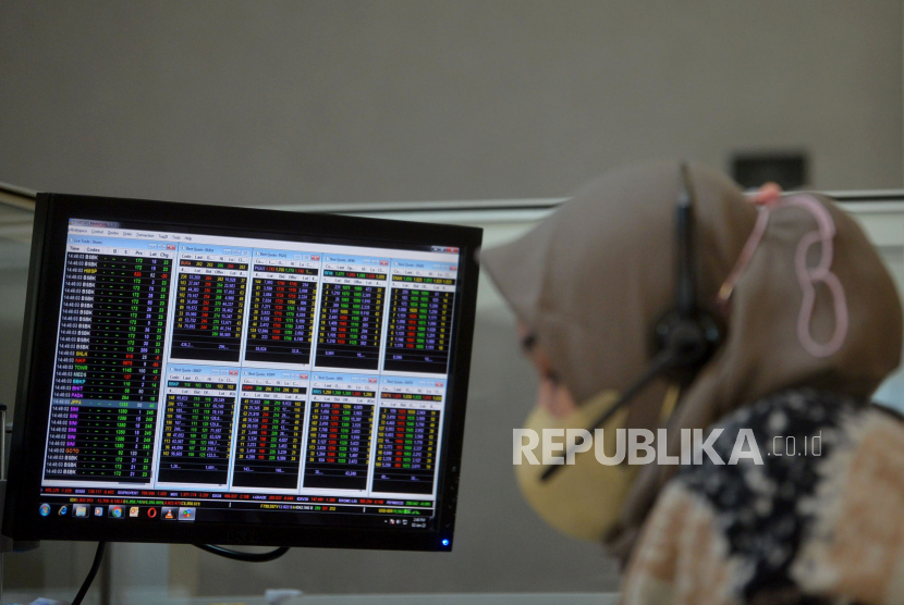 Karyawan mengamati pergerakan harga saham di Profindo Sekuritas Indonesia, Jakarta, Senin (2/1/2023). Indeks Harga Saham Gabungan (IHSG) pada penutupan perdagangan sore awal pekan di permulaan Tahun 2023 ini berada di zona hijau dengan Naik tipis 0,01% atau ditutup meningkat 0,365 poin ke level 6.850,984. Republika/Prayogi