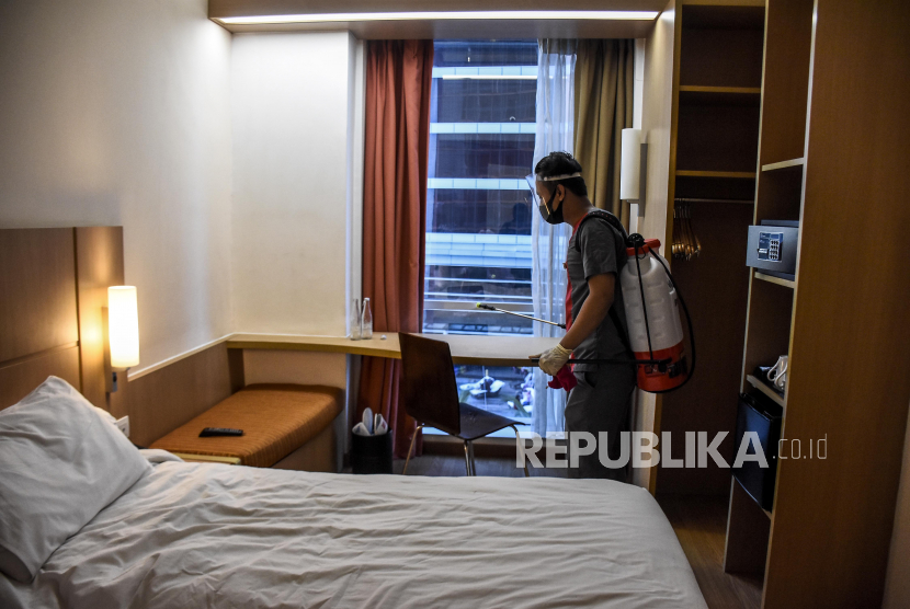 Pekerja menyemprotkan cairan disinfektan di salah satu kamar hotel. PHRI DKI Jakarta mengonfirmasi ada 30 hotel siap memfasilitasi isolasi OTG. Ilustrasi.