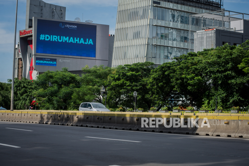 Papan reklame digital berisi imbauan dirumahaja terpasang di Sudirman, Jalan Jendral Sudirman, Jakarta, Rabu (8/4). Pemprov DKI Jakarta akan menerapkan kebijakan pembatasan sosial berskala besar (PSBB) di wilayah DKI Jakarta mulai tanggal 10 April 2020 mendatang