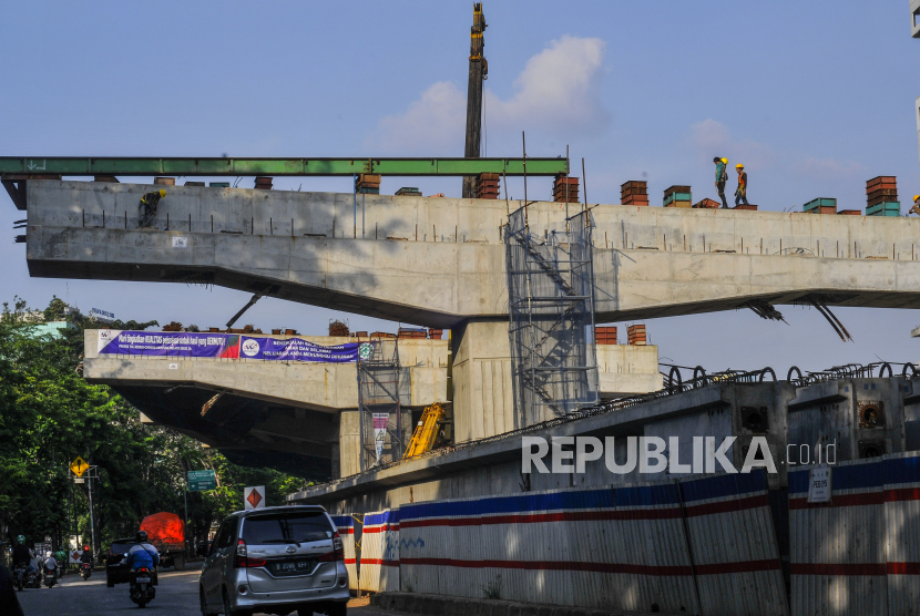Sejumlah pekerja menyelesaikan pembangunan proyek tol Becakayu (Bekasi, Cawang, Kampung Melayu) seksi II A di Kalimalang, Bekasi, Jawa Barat, Jumat (15/5/2020). Proyek sepanjang 4,1 Kilometer tersebut untuk mengurai kemacetan di dua wilayah Jakasampurna-Ahmad Yani dan ditargetkan selesai pada akhir tahun 2020