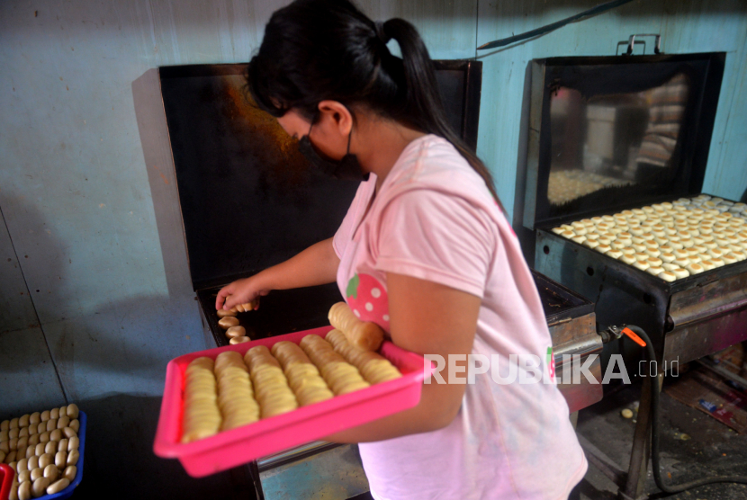 Pekerja memanggang bakpia ke dalam oven (Ilustrasi). Karyawan di Sentra Bakpia terjepit mesin penggiling bakpia di Sleman, Yogyakarta.