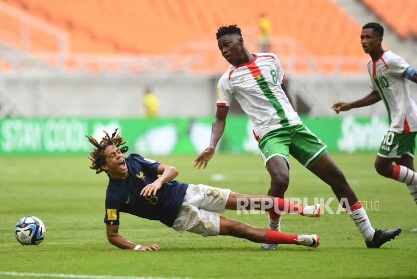 Pesepak bola timnas Prancis Saimon Bouabre (kiri) saat tampil di Grup E Piala Dunia U-17 2023 di Jakarta International Stadium, Jakarta.